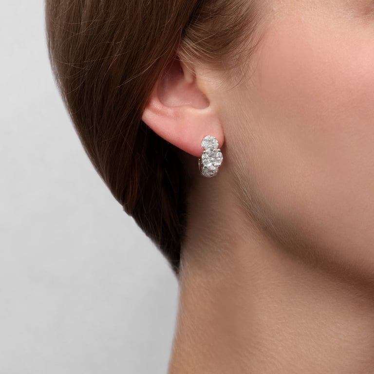 Secrets Trio Ohrschmuck aus 18 Kt Roségold mit Diamanten, am Ohr getragen