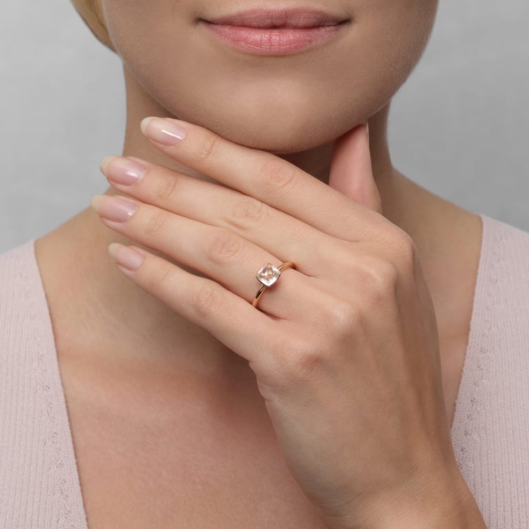Balou & More Square Ring aus 18 Kt Roségold mit Rosenquarz, an einer Hand getragen