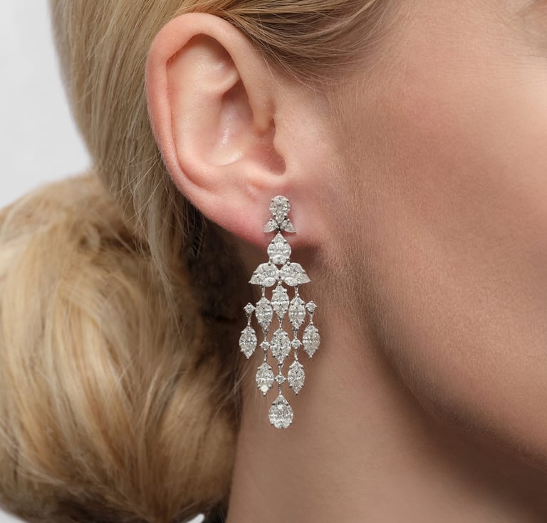 Secrets Glory Ohrschmuck aus 18 Kt Weißgold mit Diamanten, am Ohr getragen