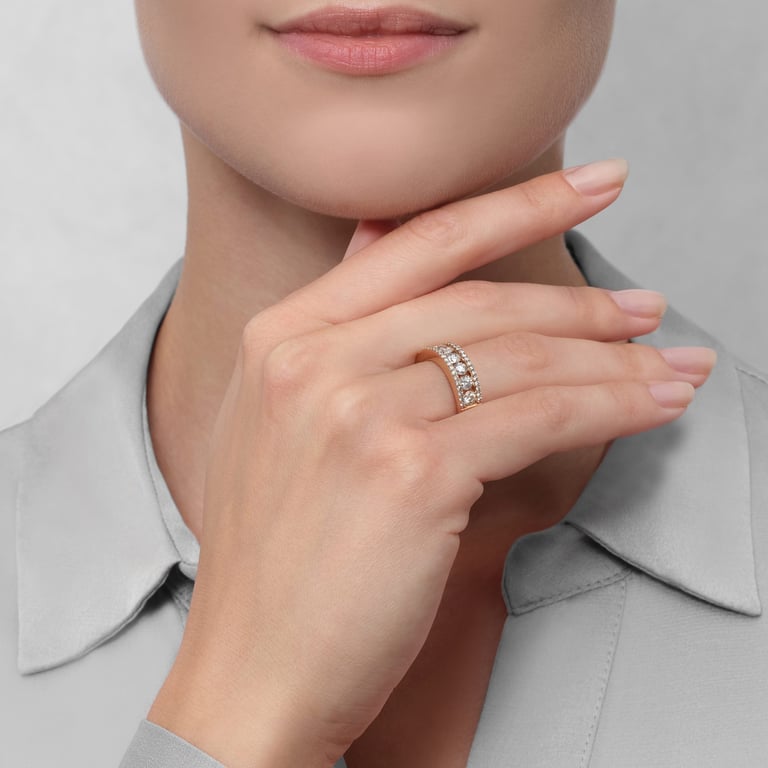 Rivière & More Special Ring aus 18 Kt Roségold mit Diamanten, an einer Hand getragen