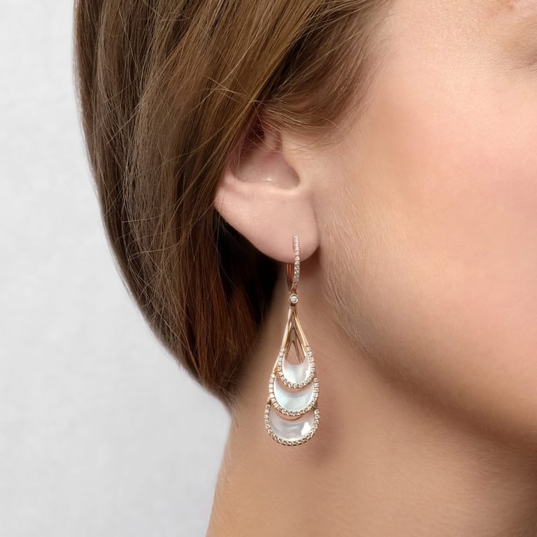 Seaside Ohrschmuck aus 18 Kt Roségold mit Diamanten und Perlmutt, am Ohr getragen