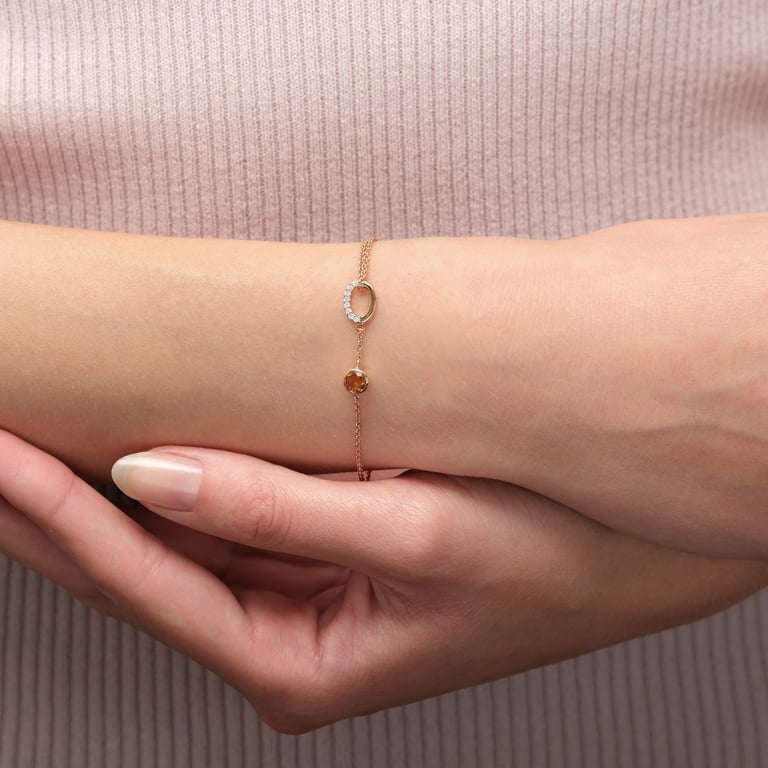 Balou & More Round Armband aus 18 Kt Roségold mit Diamanten und Citrin, am Handgelenk getragen