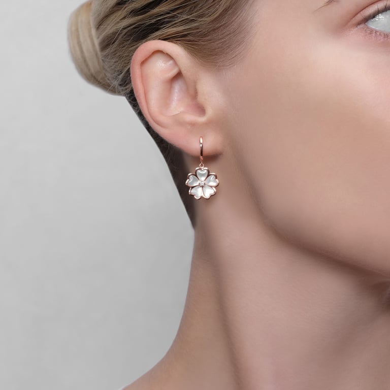Flora Classic Medium Ohrgehänge aus 18 Kt Roségold mit Diamanten und Perlmutt, am Ohr getragen