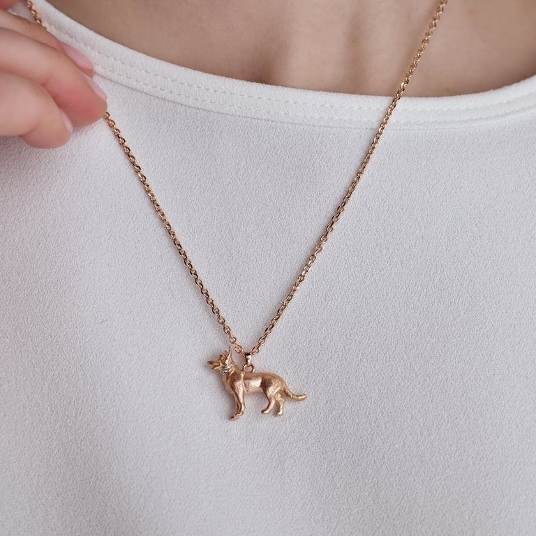 Walk my Love Halsschmuck aus 18 Kt Roségold mit Diamanten, am Hals getragen