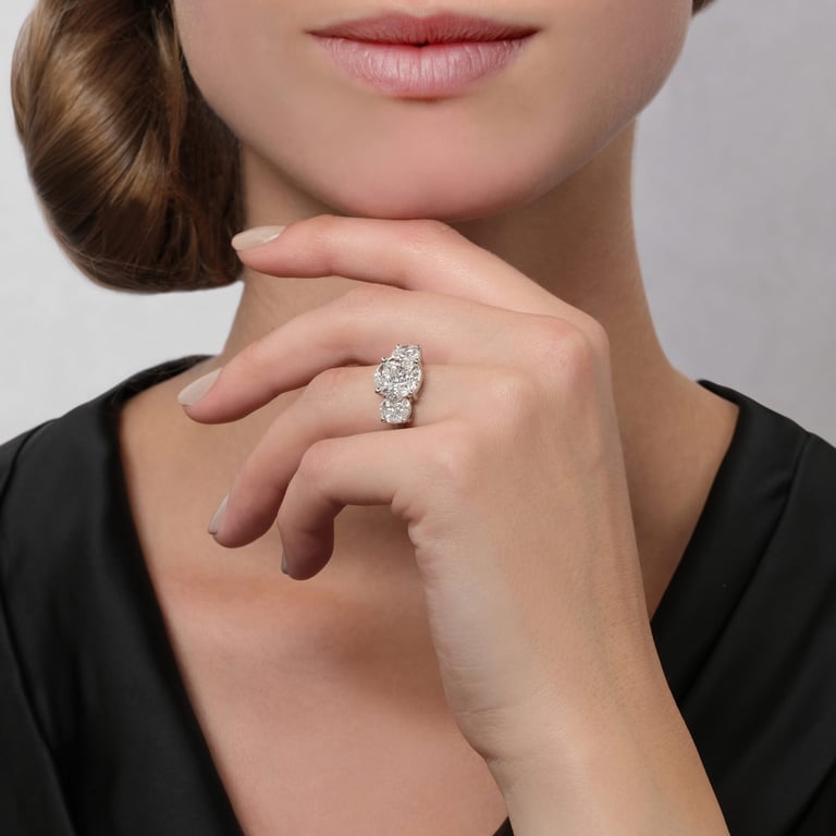 Secrets Trio Ring aus 18 Kt Weißgold mit Diamanten, an einer Hand getragen