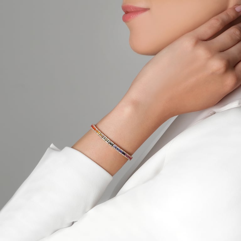Rivière Rainbow Armband aus 18 Kt Roségold mit Diamanten und Saphir, am Handgelenk getragen