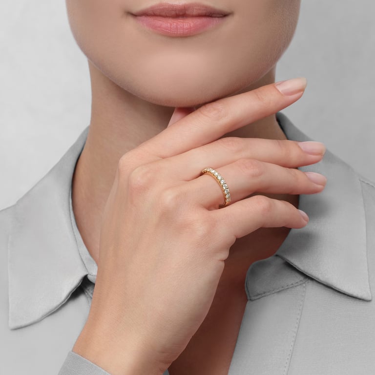 Rivière Brillant Ring aus 18 Kt Gelbgold mit Diamanten, an einer Hand getragen