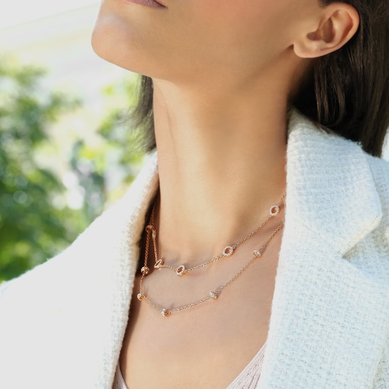 Signature Collier aus 18 Kt Roségold mit Diamanten, am Hals getragen