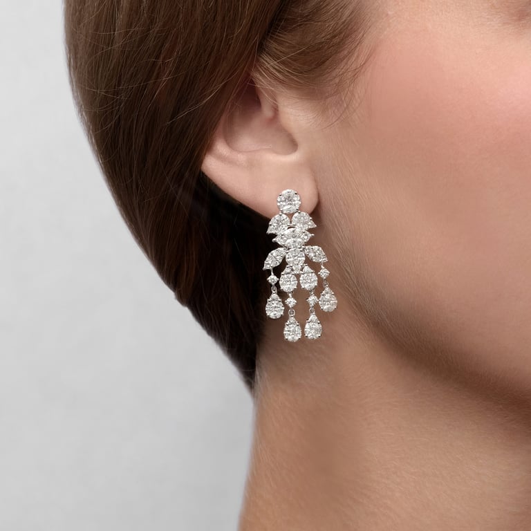 Secrets Glory Ohrschmuck aus 18 Kt Weißgold mit Diamanten, am Ohr getragen