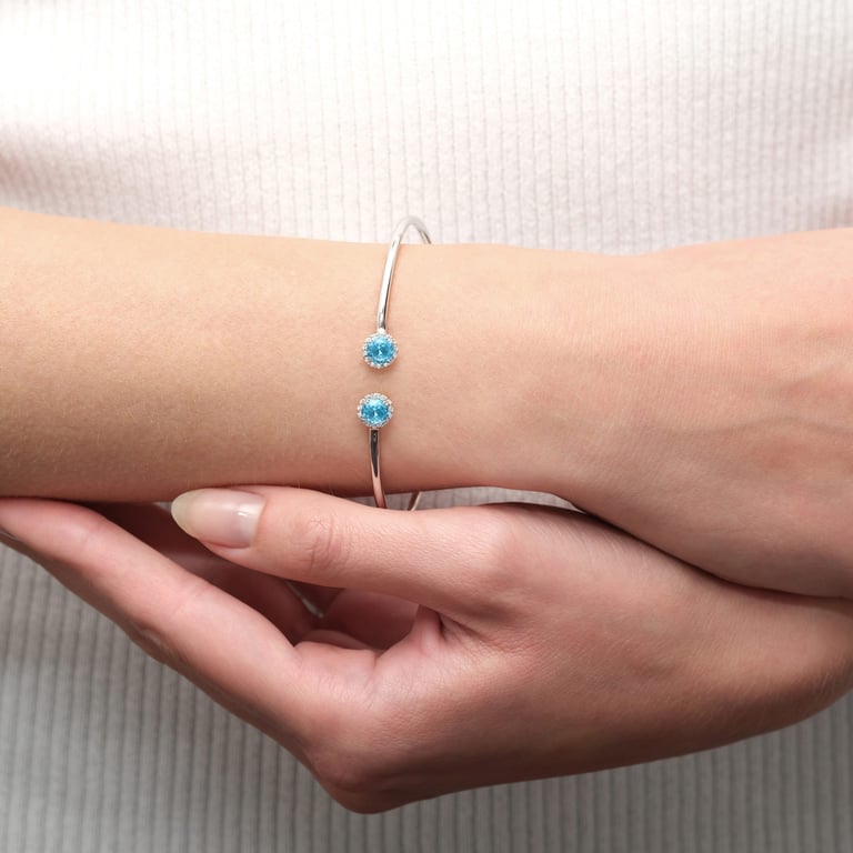 Balou & More Diamonds Armspange aus 18 Kt Weißgold mit Diamanten und Topas, am Handgelenk getragen