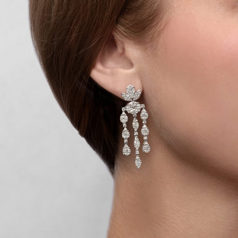 Secrets Glory Ohrschmuck aus 18 Kt Weißgold mit Diamanten, am Ohr getragen