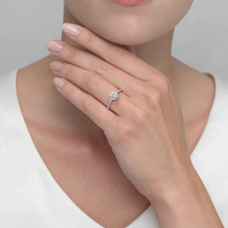 Aura Classic Ring aus 18 Kt Weißgold mit Diamanten, an einer Hand getragen