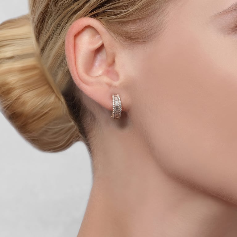 Rivière & More Classic Ohrschmuck aus 18 Kt Roségold mit Diamanten, am Ohr getragen