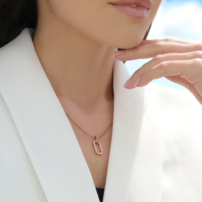 Cee Anhänger mit Kette aus 18 Kt Roségold mit Diamanten, am Hals getragen