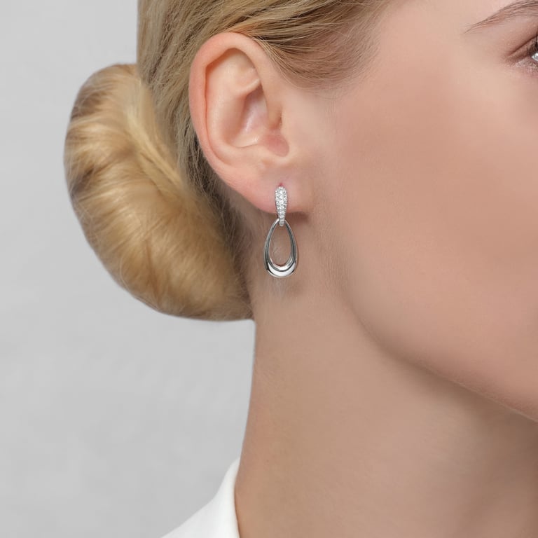 Carmen Drop Ohrschmuck aus 18 Kt Weißgold mit Diamanten, am Ohr getragen