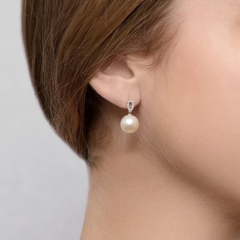Pearls & More Ohrschmuck aus 18 Kt Weißgold mit Perle und Diamanten, am Ohr getragen