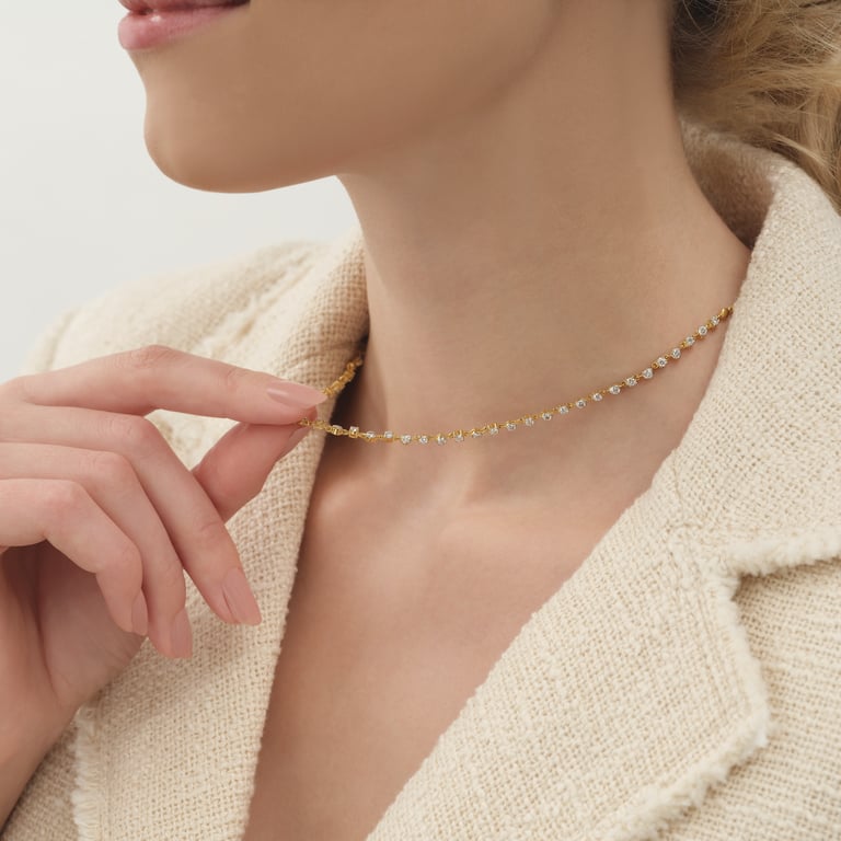 Rivière Brillant Collier aus 18 Kt Gelbgold mit Diamanten, am Hals getragen