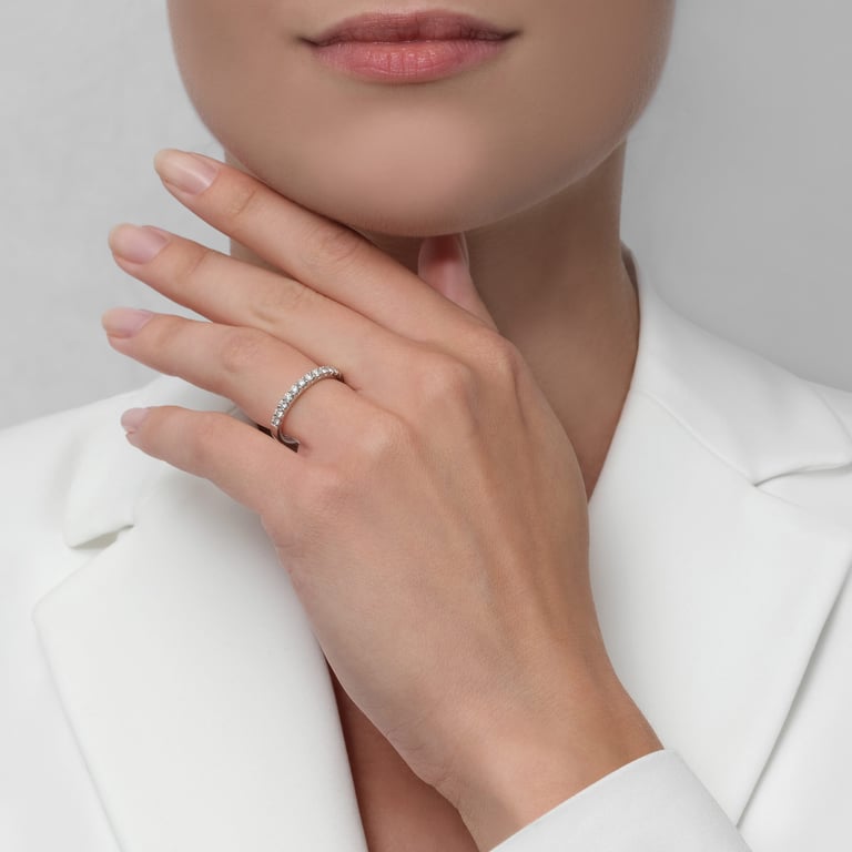Rivière Brillant Ring aus 18 Kt Weißgold mit Diamanten, an einer Hand getragen