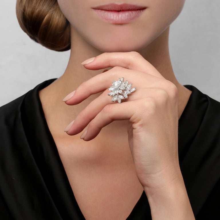 Masterpiece Ring aus 18 Kt Weißgold mit Diamanten, an einer Hand getragen