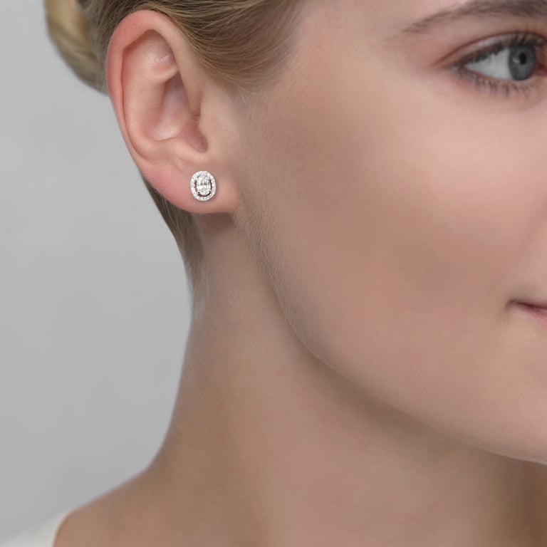 Aura Classic Ohrschmuck aus 18 Kt Weißgold mit Diamanten, am Ohr getragen