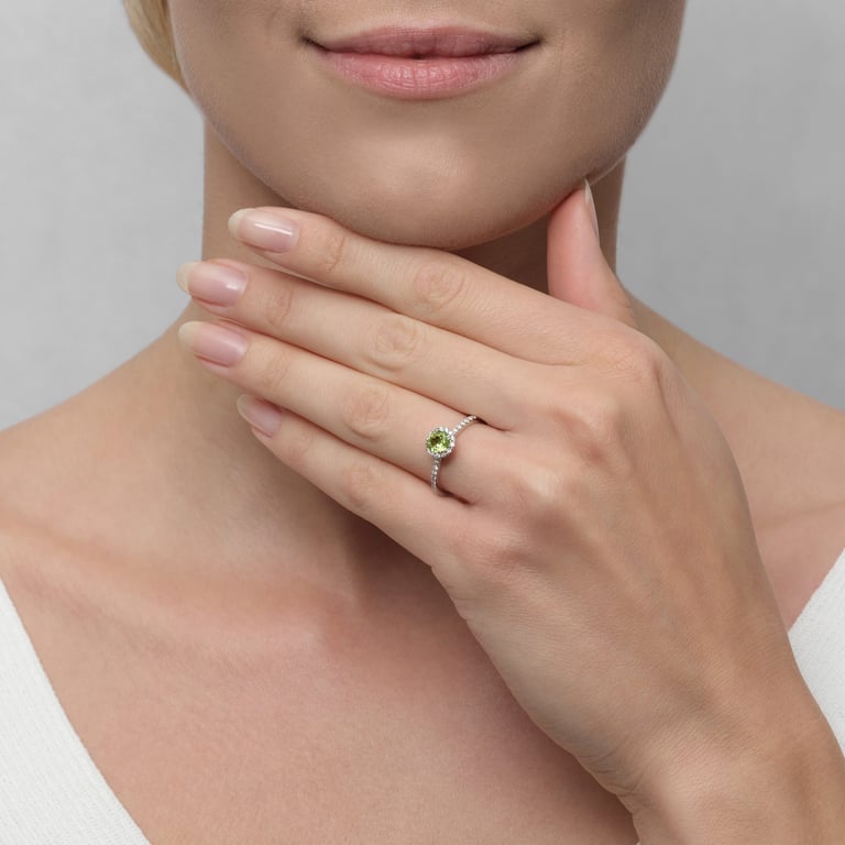 Balou & More Diamonds Ring aus 18 Kt Weißgold mit Diamanten und Peridot, an einer Hand getragen