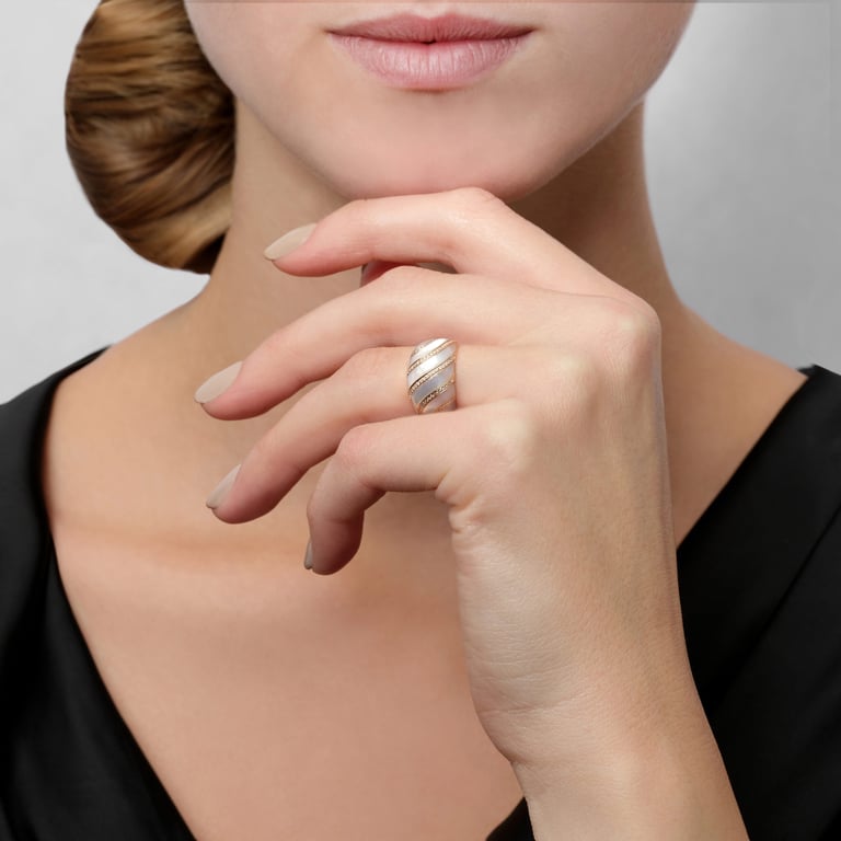 Seaside Ring aus 18 Kt Roségold mit Diamanten und Perlmutt, an einer Hand getragen