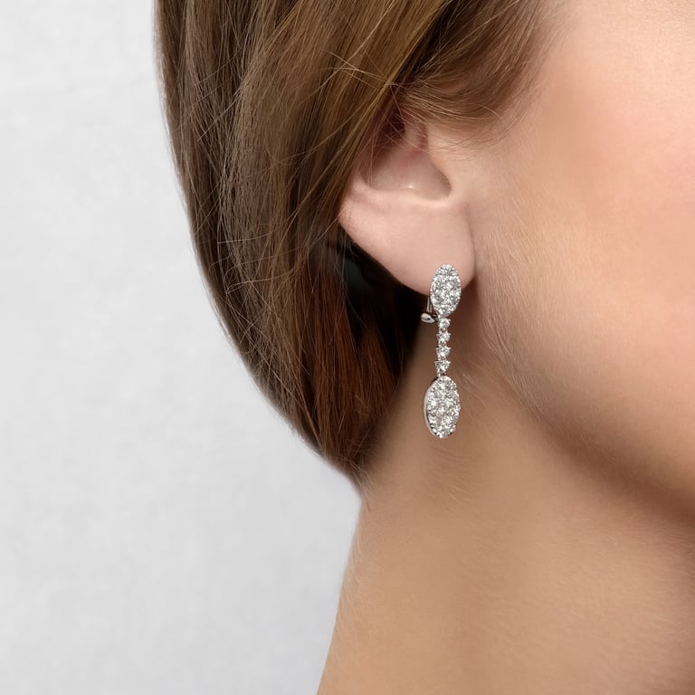 Signature Ohrgehänge aus 18 Kt Weißgold mit Diamanten, am Ohr getragen