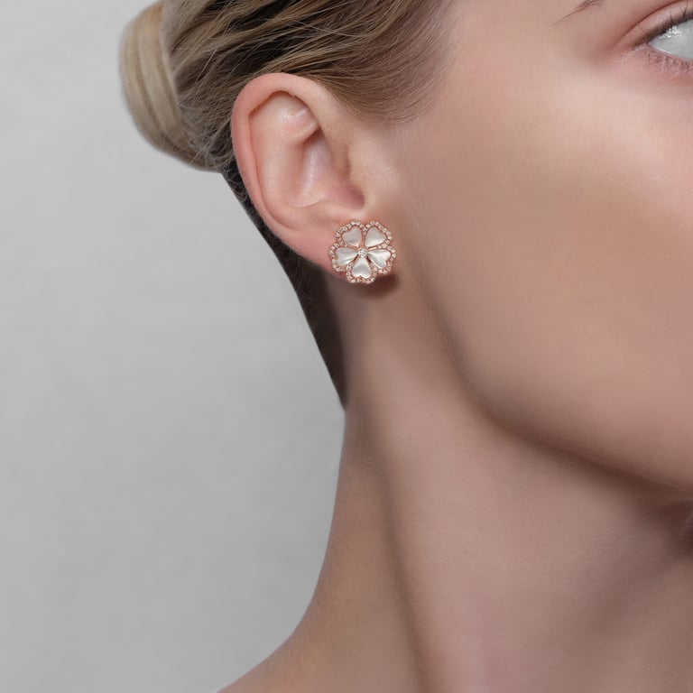 Flora Diamond Medium Ohrschmuck aus 18 Kt Roségold mit Diamanten und Perlmutt, am Ohr getragen
