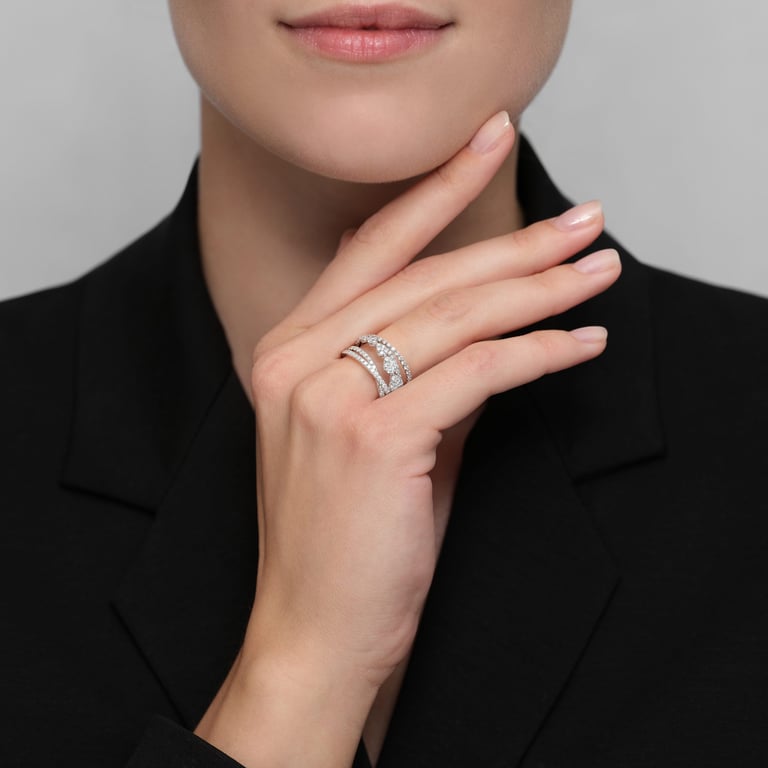 Looping Special Ring aus 18 Kt Weißgold mit Diamanten, an einer Hand getragen