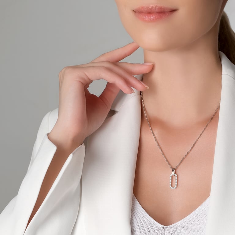 Cee Anhänger mit Kette aus 18 Kt Weißgold mit Diamanten, am Hals getragen