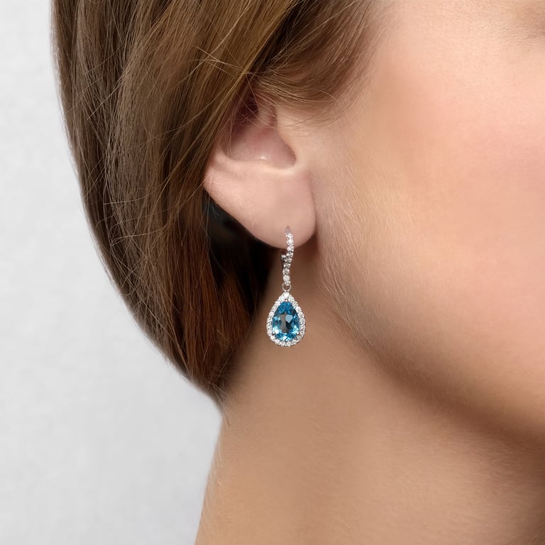 Living Stones Diamond Small Ohrschmuck aus 18 Kt Weißgold mit Diamanten und Topas, am Ohr getragen