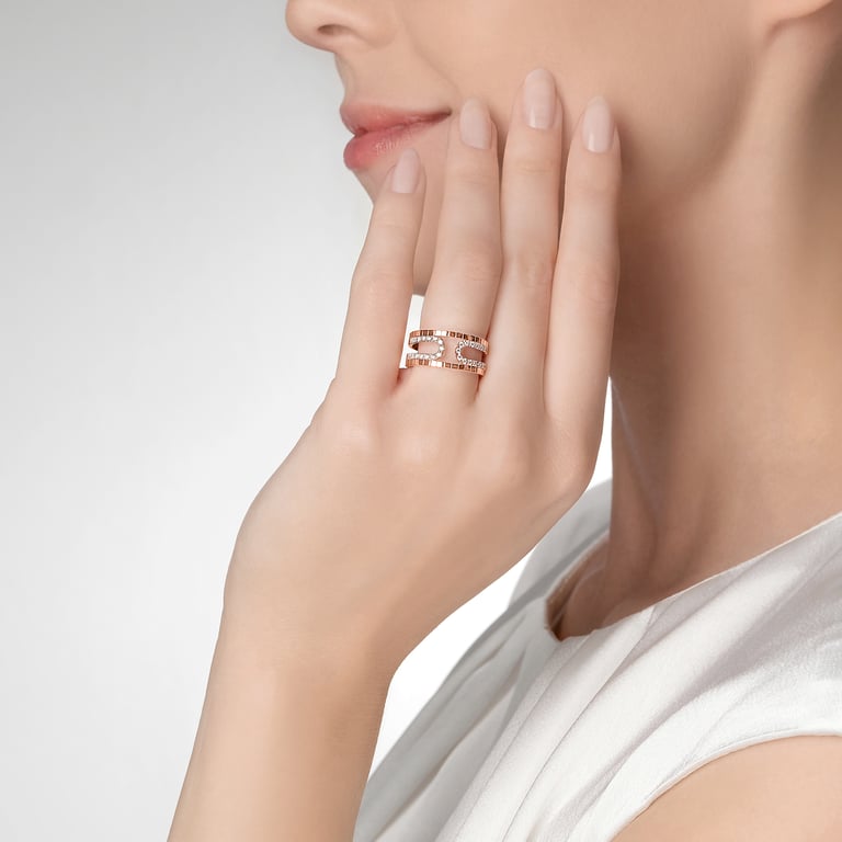 Rivière-Flow Ring aus 18 Kt Roségold mit Diamanten, an einer Hand getragen