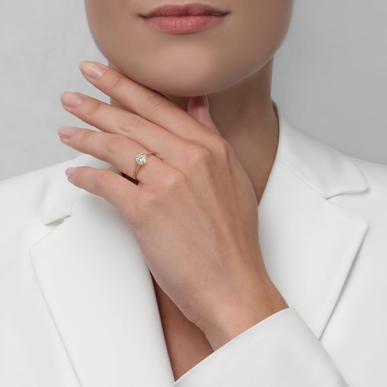 No 6 Solitaire aus 18 Kt Gelbgold mit Diamant, an einer Hand getragen