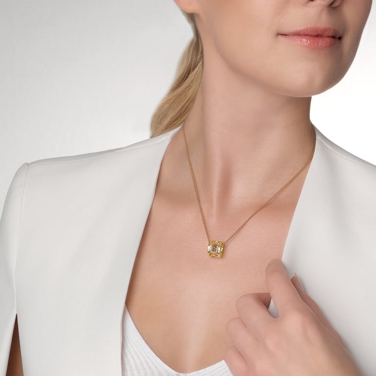 Rivière-Flow Halsschmuck aus 18 Kt Gelbgold mit Diamanten, am Hals getragen