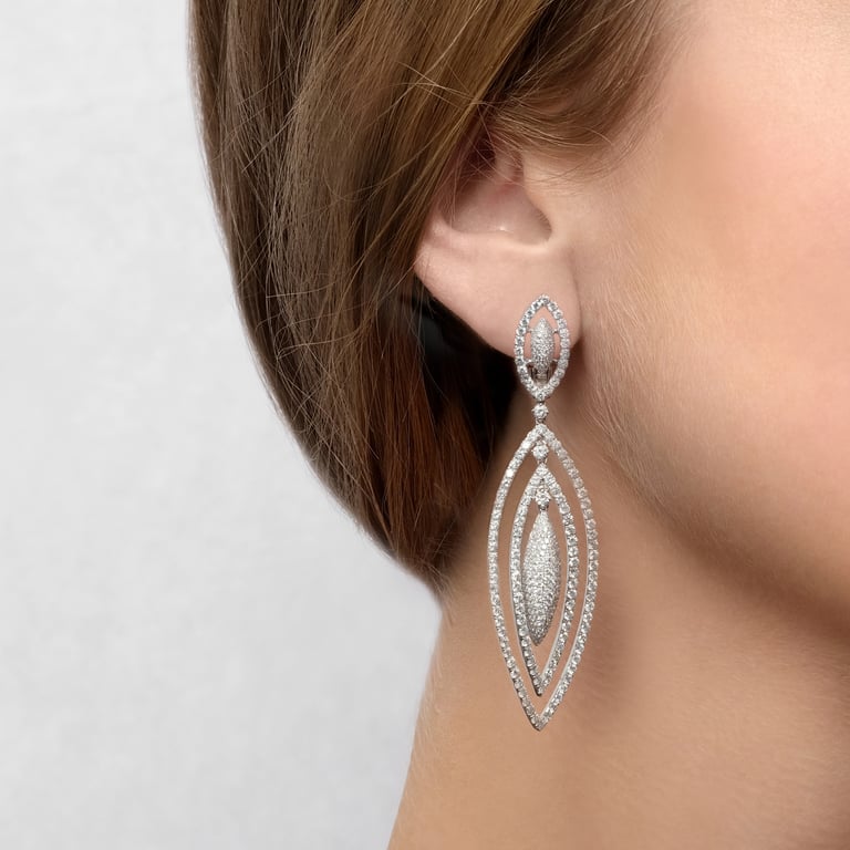 Signature Ohrgehänge aus 18 Kt Weißgold mit Diamanten, am Ohr getragen