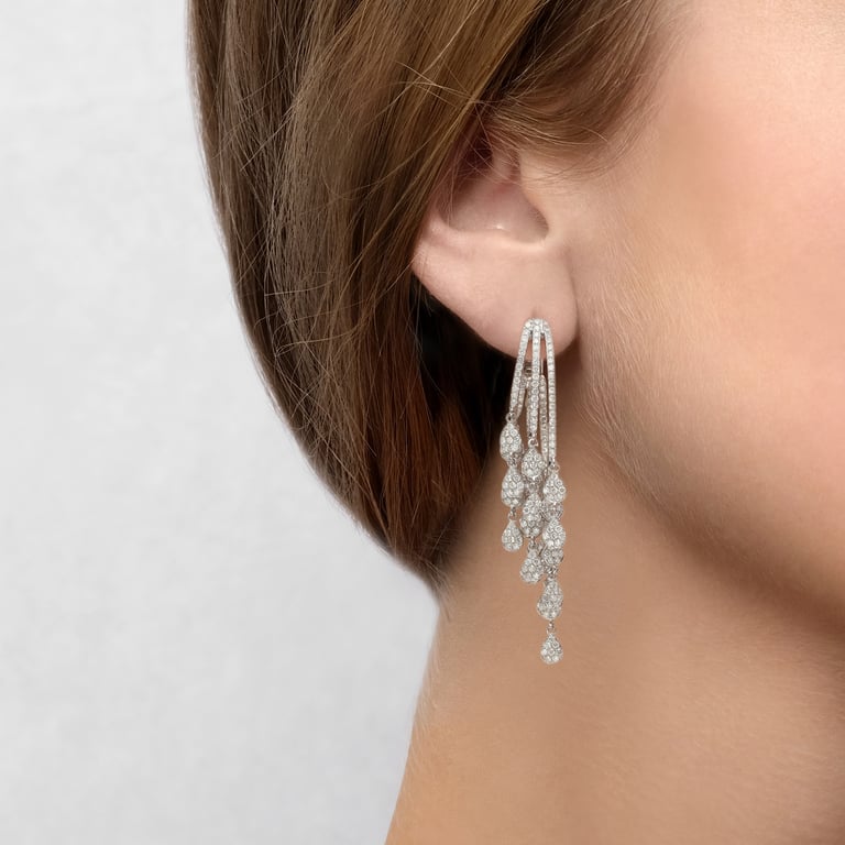 Signature Ohrgehänge aus 18 Kt Weißgold mit Diamant, am Ohr getragen