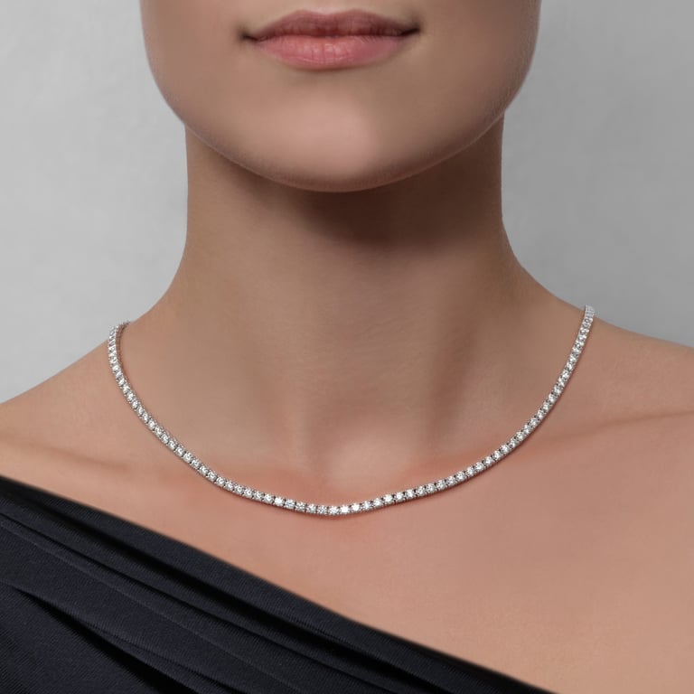 Rivière Brillant Collier aus 18 Kt Weißgold mit Diamanten, am Hals getragen
