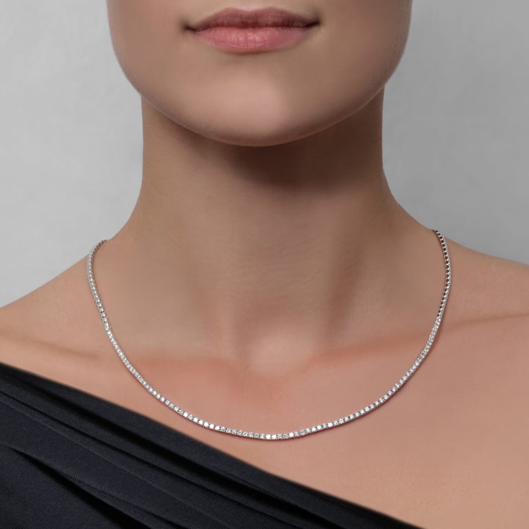 Rivière Brillant Collier aus 18 Kt Weißgold mit Diamanten, am Hals getragen