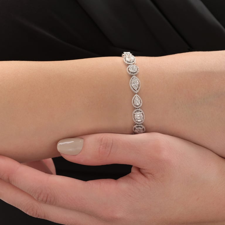 Secrets Special Armschmuck aus 18 Kt Weißgold mit Diamanten, am Handgelenk getragen