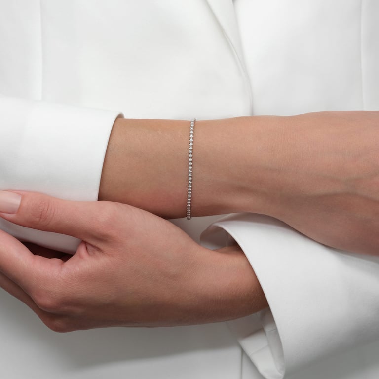Rivière Brillant Armband aus 18 Kt Weißgold mit Diamanten, am Handgelenk getragen