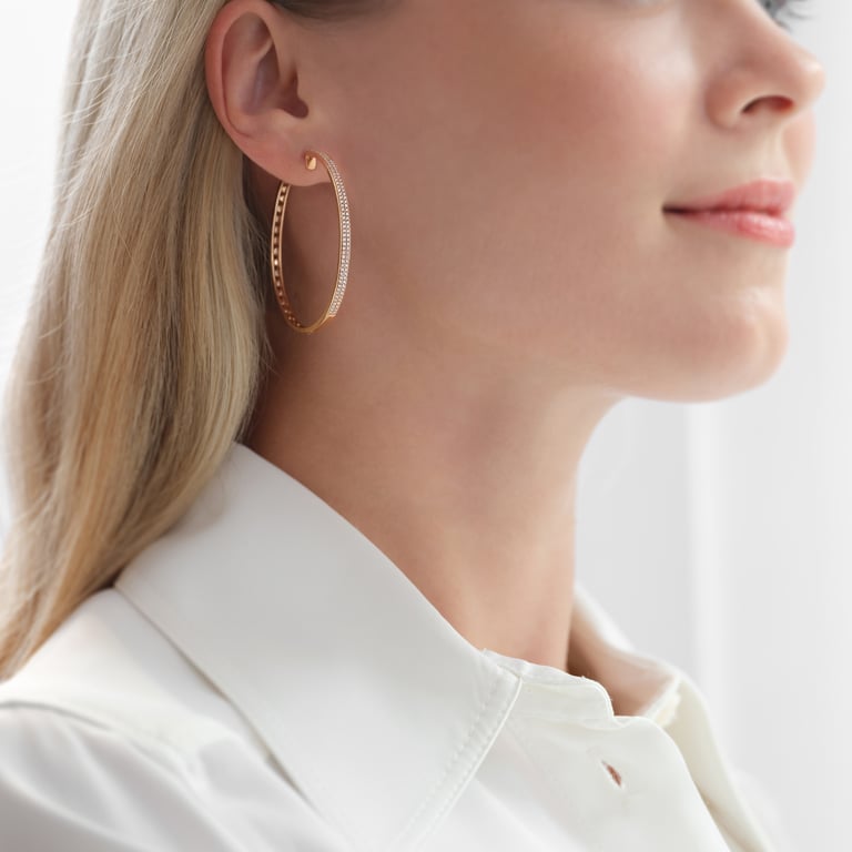Rivière Double Row Creolen aus 18 Kt Roségold mit Diamanten, am Ohr getragen