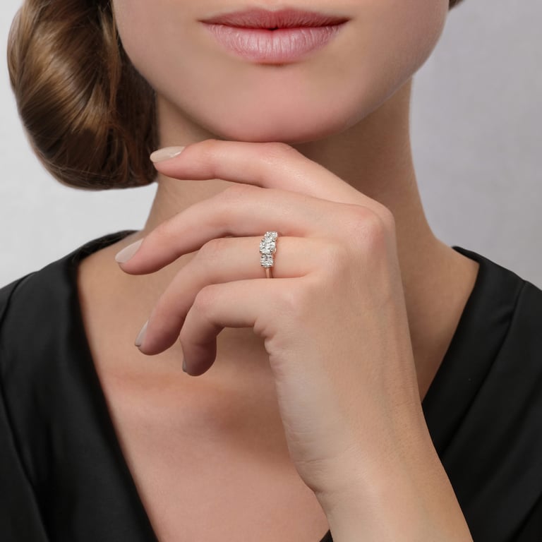 Secrets Trio Ring aus 18 Kt Weißgold mit Diamanten, an einer Hand getragen