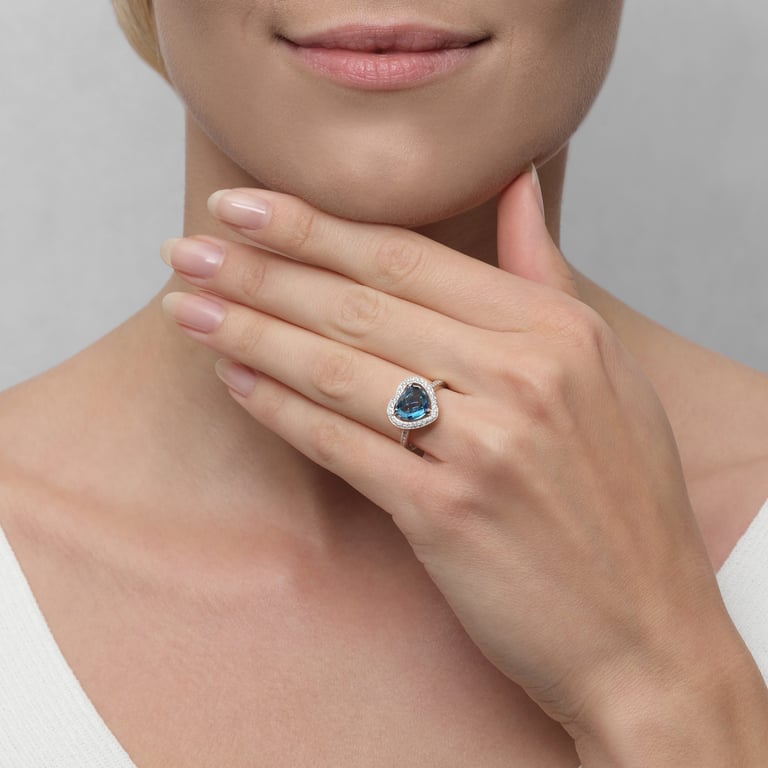 Balou Heart Ring aus 18 Kt Weißgold mit Diamanten und Topas, an einer Hand getragen