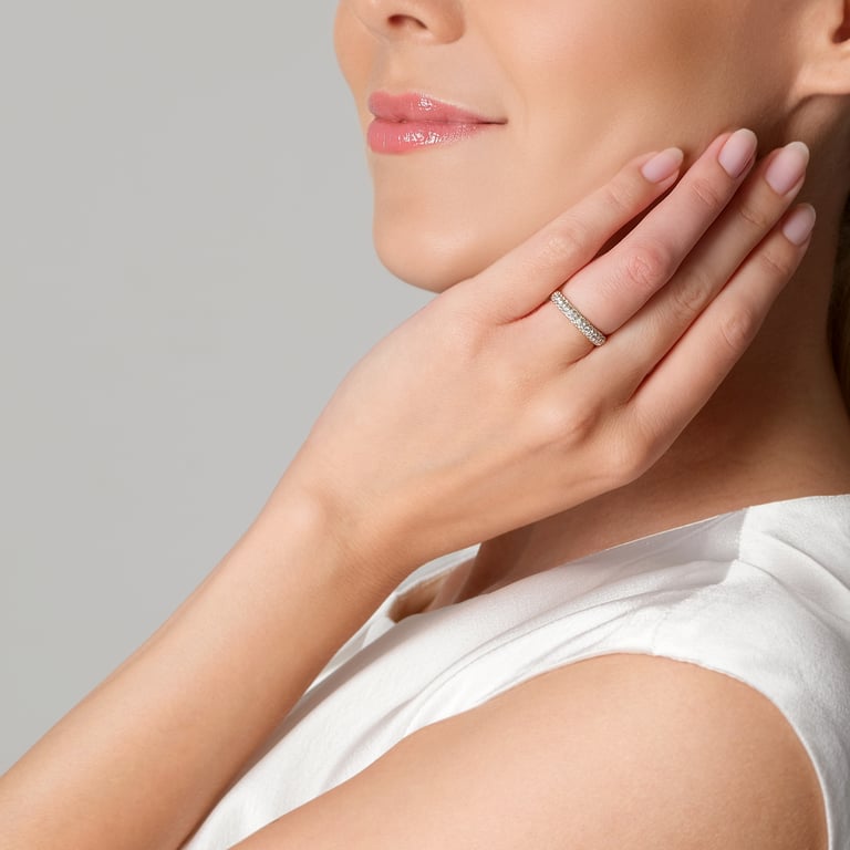 Starlight Ring aus 18 Kt Gelbgold mit Diamanten, an einer Hand getragen