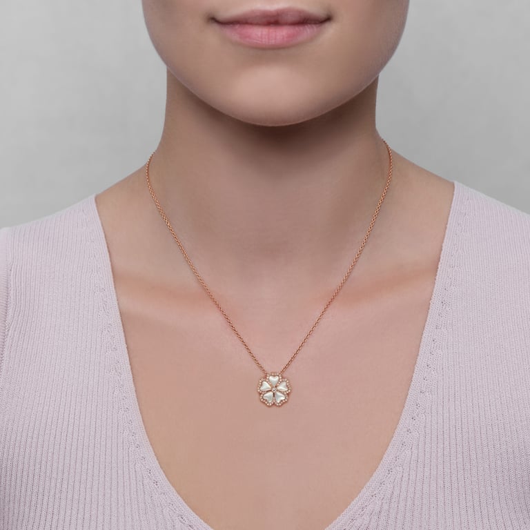 Wagner, Flora Diamond Medium Halsschmuck aus 18 Kt Roségold mit Diamanten und Perlmutt, Referenz FL250.S.RX, Tragebild