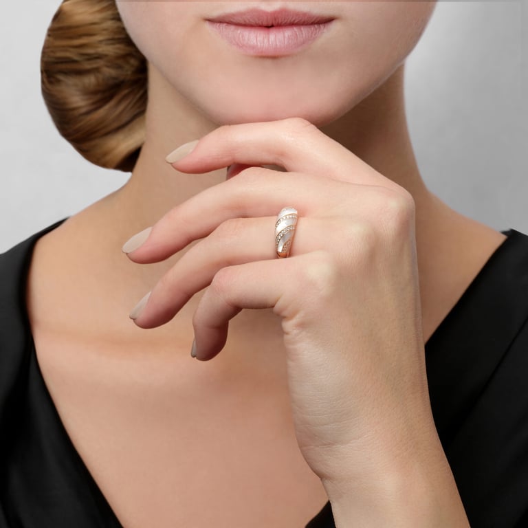 Seaside Ring aus 18 Kt Roségold mit Diamanten und Perlmutt, an einer Hand getragen