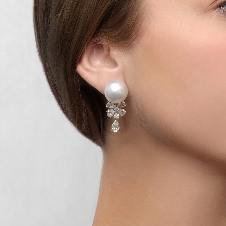 Masterpiece Ohrgehänge aus 18 Kt Weißgold mit Diamanten und Perle, am Ohr getragen