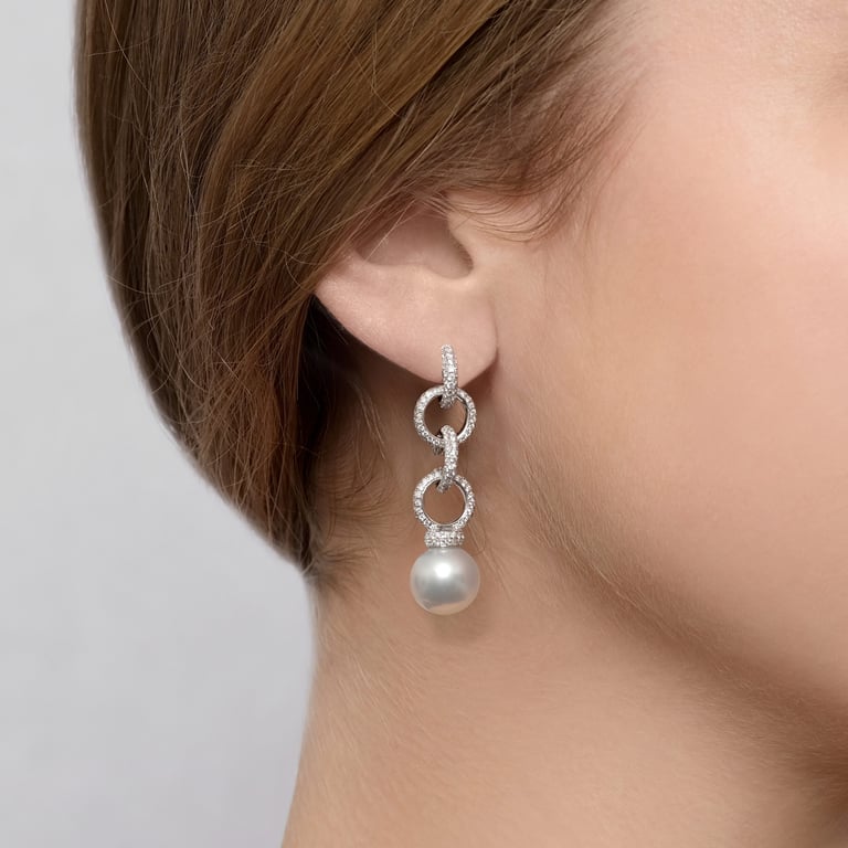 Pearls & More Ohrschmuck aus 18 Kt Weißgold mit Perle und Diamanten, am Ohr getragen