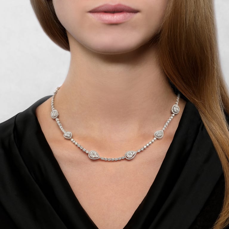 Secrets Special Collier aus 18 Kt Weißgold mit Diamanten, am Hals getragen