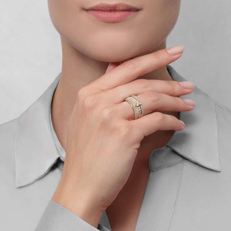 Colosseo & Diamonds Ring aus 18 Kt Roségold mit Diamanten, an einer Hand getragen